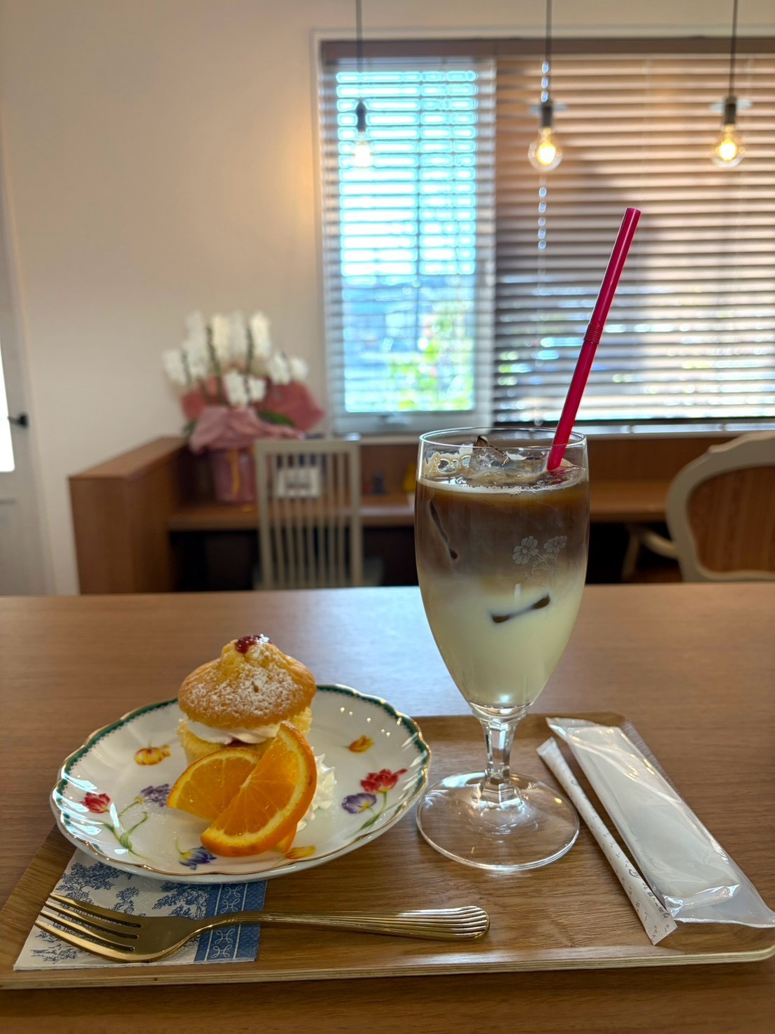 シュークリームとアイスカフェラテ